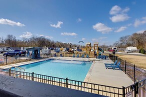 Fire Pit + Pool Access: Cozy Cabin in Sevierville!