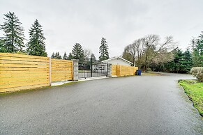 14 Mi to Dtwn Seattle: Sleek Home w/ Large Yard