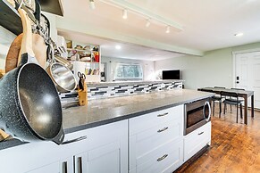 14 Mi to Dtwn Seattle: Sleek Home w/ Large Yard