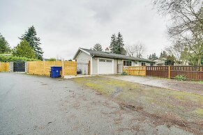 14 Mi to Dtwn Seattle: Sleek Home w/ Large Yard