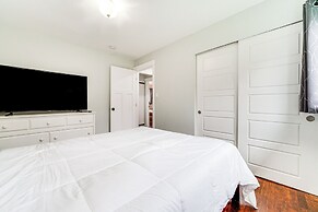 14 Mi to Dtwn Seattle: Sleek Home w/ Large Yard