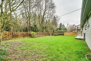 14 Mi to Dtwn Seattle: Sleek Home w/ Large Yard