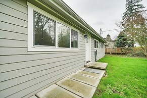 14 Mi to Dtwn Seattle: Sleek Home w/ Large Yard