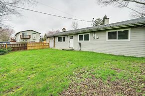 14 Mi to Dtwn Seattle: Sleek Home w/ Large Yard