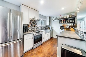 14 Mi to Dtwn Seattle: Sleek Home w/ Large Yard