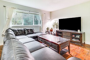 14 Mi to Dtwn Seattle: Sleek Home w/ Large Yard