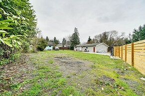 14 Mi to Dtwn Seattle: Sleek Home w/ Large Yard
