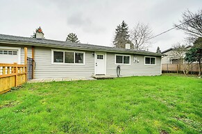 14 Mi to Dtwn Seattle: Sleek Home w/ Large Yard