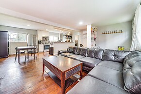 14 Mi to Dtwn Seattle: Sleek Home w/ Large Yard