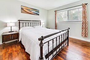 14 Mi to Dtwn Seattle: Sleek Home w/ Large Yard