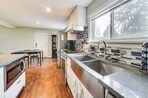 14 Mi to Dtwn Seattle: Sleek Home w/ Large Yard