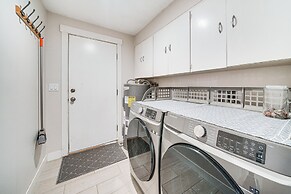 14 Mi to Dtwn Seattle: Sleek Home w/ Large Yard