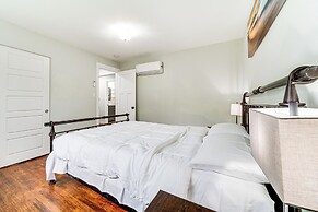 14 Mi to Dtwn Seattle: Sleek Home w/ Large Yard