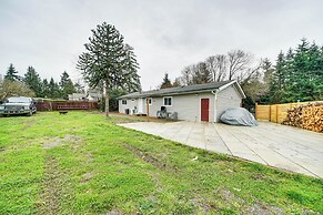 14 Mi to Dtwn Seattle: Sleek Home w/ Large Yard