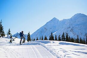 Girdwood Getaway w/ Slope Views: Walk to Lift!