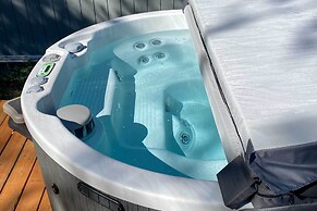 Girdwood Getaway w/ Slope Views: Walk to Lift!