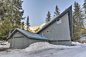 Girdwood Getaway w/ Slope Views: Walk to Lift!