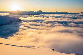 Girdwood Getaway w/ Slope Views: Walk to Lift!
