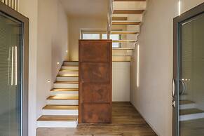 Lucy Florence Charming Modern Apartment