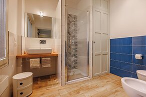 Lucy Florence Charming Modern Apartment