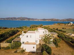 Cycladic home in Kampos by GHH