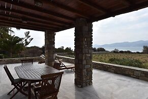 Cycladic home in Kampos by GHH