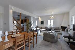 Cycladic home in Kampos by GHH