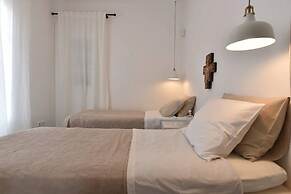 Cycladic home in Kampos by GHH