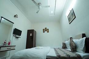 Gurjeet Hotel By Naavagat