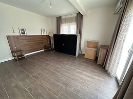 Guest House West Gate