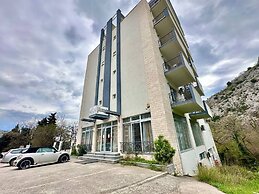 Guest House West Gate