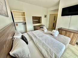 Guest House West Gate