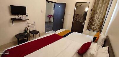 Sada Shiv Guest House near Ganga river