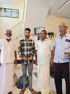 Sada Shiv Guest House near Ganga river