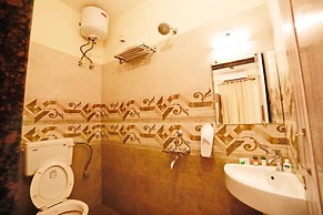 Sada Shiv Guest House near Ganga river