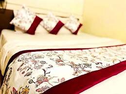 Sada Shiv Guest House near Ganga river