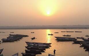 Sada Shiv Guest House near Ganga river