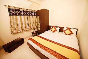 Sada Shiv Guest House near Ganga river