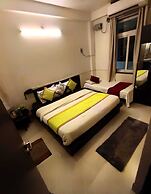 Sada Shiv Guest House near Ganga river