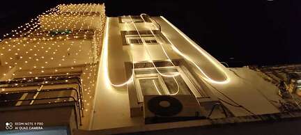 Sada Shiv Guest House near Ganga river