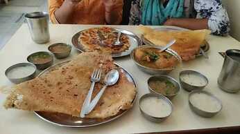 Sada Shiv Guest House near Ganga river