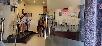 Sada Shiv Guest House near Ganga river