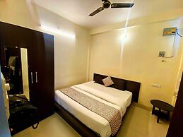 Sada Shiv Guest House near Ganga river