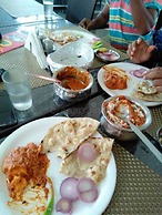 Sada Shiv Guest House near Ganga river