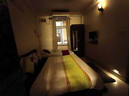Sada Shiv Guest House near Ganga river