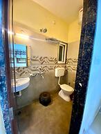 Sada Shiv Guest House near Ganga river