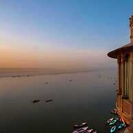 Sada Shiv Guest House near Ganga river