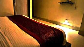 Sada Shiv Guest House near Ganga river