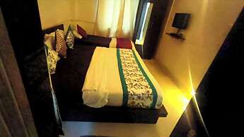 Sada Shiv Guest House near Ganga river