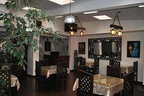 Hotel Makroz Colonial